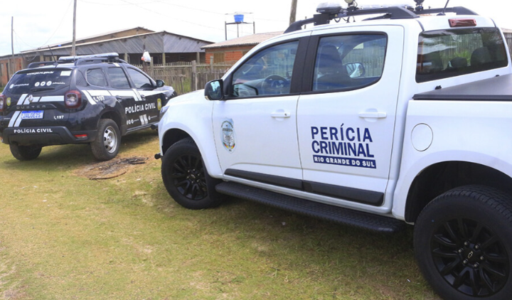 Local onde foram encontrados os corpos foi isolado pelos policiais para realização da Perícia.