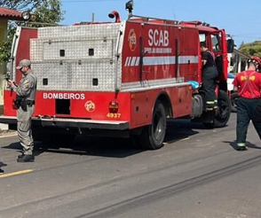 Bombeiros voluntários encontraram homem pendurado entre galhos de uma árvore.