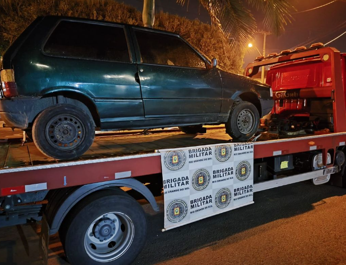 Uno foi recuperado após ser furtado em estacionamento de supermercado de Capão.