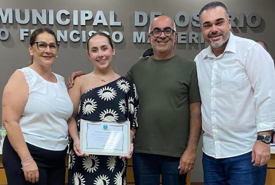 Homenageada Maria Eduarda ao lado dos pais Gisele e Denilson e do vereador Charlon.