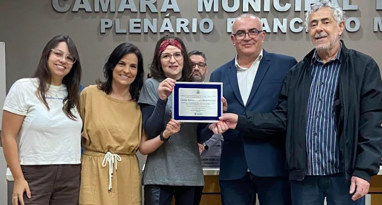 Familiares de Loreno e Osvaldo Aguiar receberam as placas das mãos do vereador Ed Moraes.