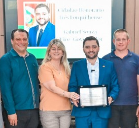 Gabriel Souza recebeu placa de vereadores e da prefeita de Três Forquilhas.