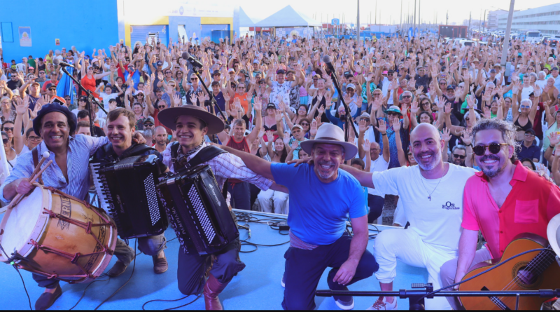 Abertura da 21ª edição do evento ocorreu na praia de Tramandaí e contou com show do grupo Os Fagundes.