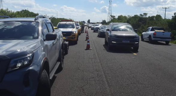 Colisão ocasionou estreitamento de pista na altura do quilômetro 12 da rodovia.