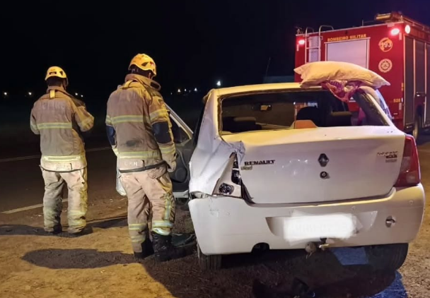 Carro ficou praticamente destruído após colidir contra o muro de uma vidraçaria.