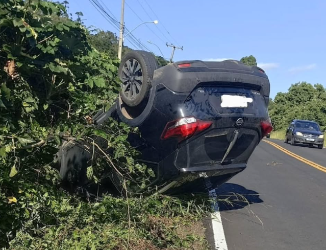 Automóvel capotou no quilômetro 75 da ERS-030, na localidade de Laranjeiras.