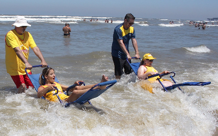 Banho Assistido, brinquedos adaptáveis para cadeirantes, modalidades esportivas e Circuito Sensorial serão algumas das atrações nas praias de Torres e Tramandaí.