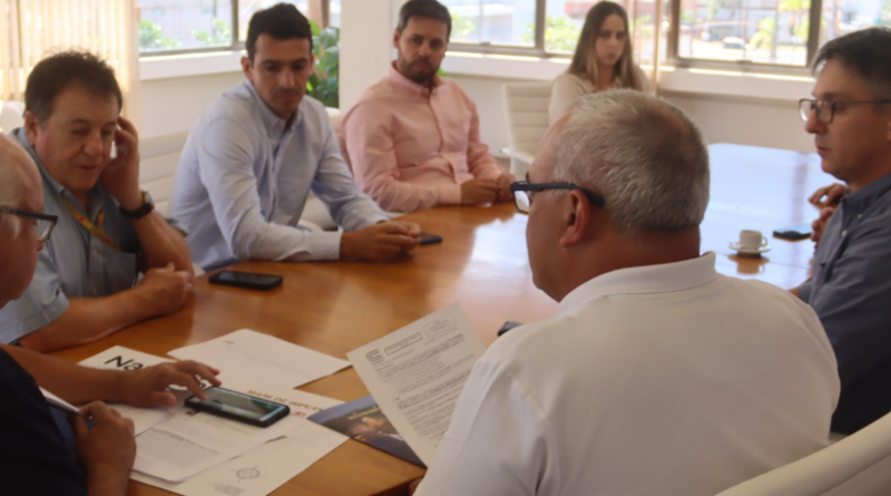 Reunião entre prefeito, vice-prefeito e empresários ocorrida na última quinta-feira (9), definiu trâmites da obra.