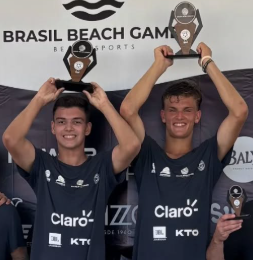 João Vitor (esquerda) e Pietro foram campeões da categoria Prata Masculina. 