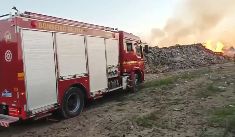 Bombeiros combatem incêndio no ecoponto de Capão