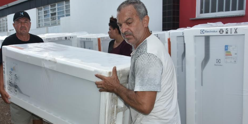 Em Imbé, foram distribuídas 50 novas geladeiras para os moradores.