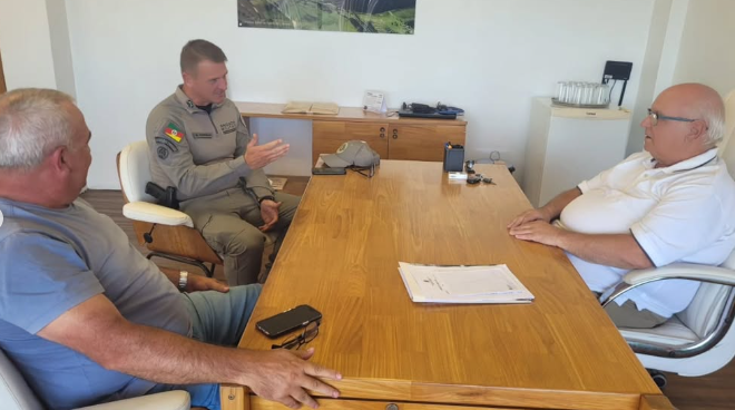 Reunião entre coronel Barcellos, prefeito Romildo e vice-prefeito Ed ocorreu na tarde de sexta-feira (10).