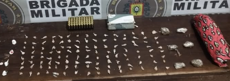 Também em Santo Antônio, PMs apreenderam munições e 130 porções de drogas.