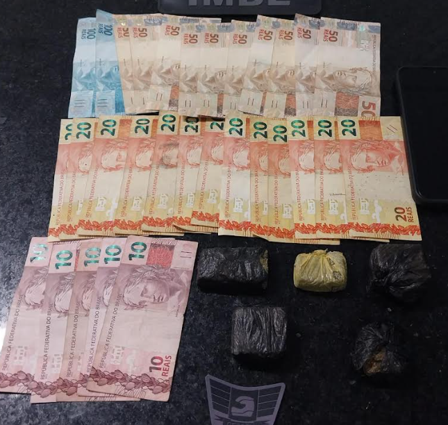 Ação em Tramandaí apreendeu porções de drogas e mais de mil reais em dinheiro.