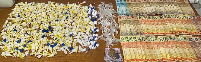 PMs apreenderam objetos, 567 porções de drogas e mais de dois mil reais em Cidreira.