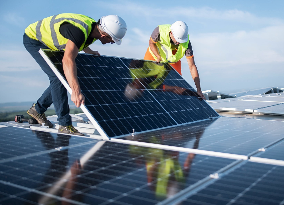 Energia solar enfrenta aumento de imposto, cortes de geração e obstáculos na conexão de pequenos sistemas