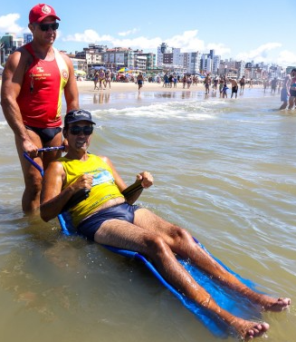 Guarda-vida realiza banho assistido em praia de Xangri-lá.