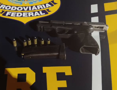 Homem foi preso com arma, carregador e munições.