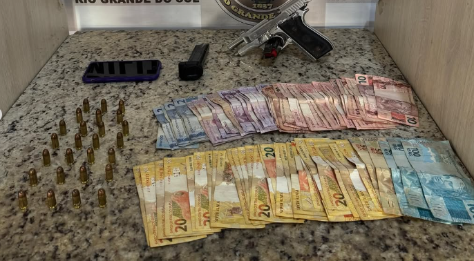Um dos homens presos estava com arma, munições e mais de 1,3 mil reais.