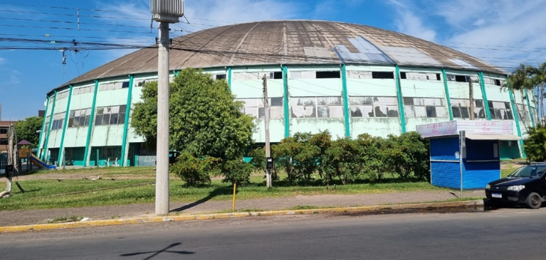 Ginásio localizado no Centro de Tramandaí está fechado desde 2020, após ser interditado pelos bombeiros devido a irregularidades.