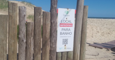 Ponto localizado na praia de Tramandaí está sinalizado com placa.