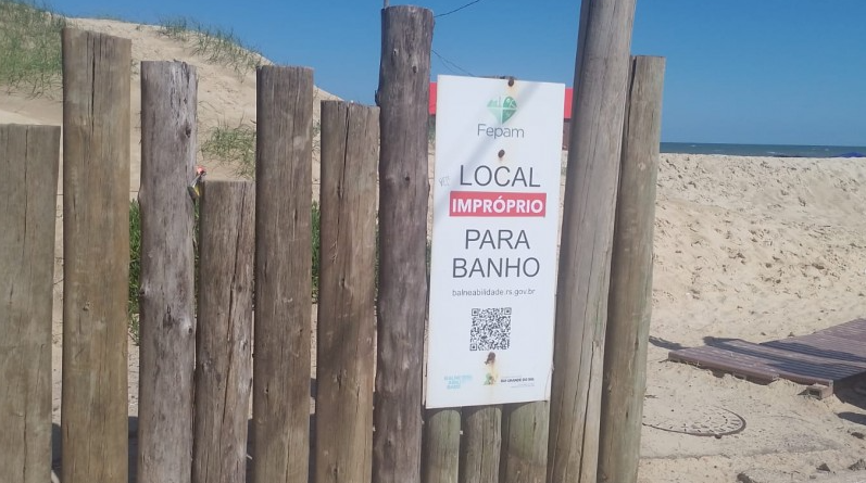 Ponto localizado na praia de Tramandaí está sinalizado com placa.