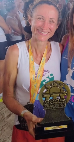 Minéia Vinch com o troféu de 1º lugar na Ultra Maratona Feminina.