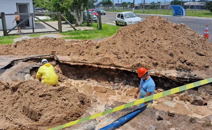 Equipe da Corsan trabalhou para retomada do abastecimento nas casas afetadas.