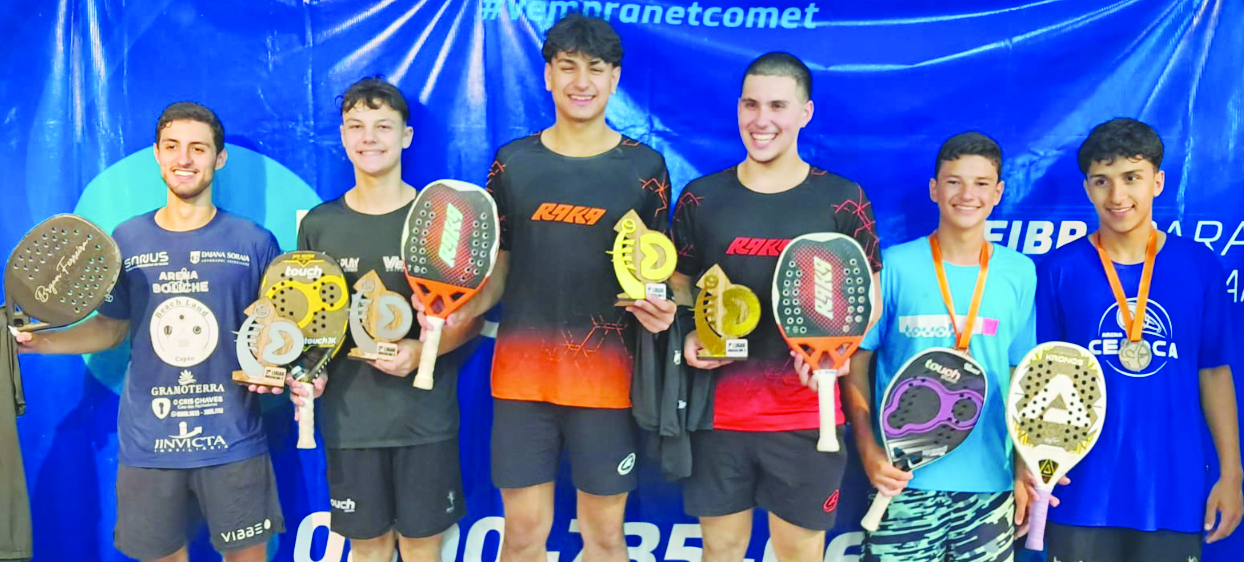 Pódio Masculina B: Vices Bryan (Capão) e Lucas (Sta. Cruz), campeões Olavo (Osório) e Otavio (Tramandaí) e 3os colocados Davi (Osório) e Rafael (Palmares).