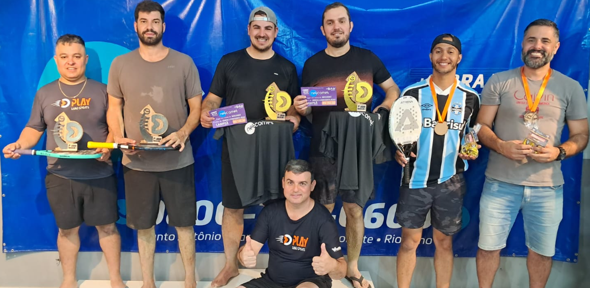 Pódio Masculina C: Vices Tiago e Marcelo de Tramandaí, campeões Mano e Luciano de Palmares e 3os colocados Zeka e Xuxu de Osório ao lado do proprietário da Play, Márcio Braga (sentado).