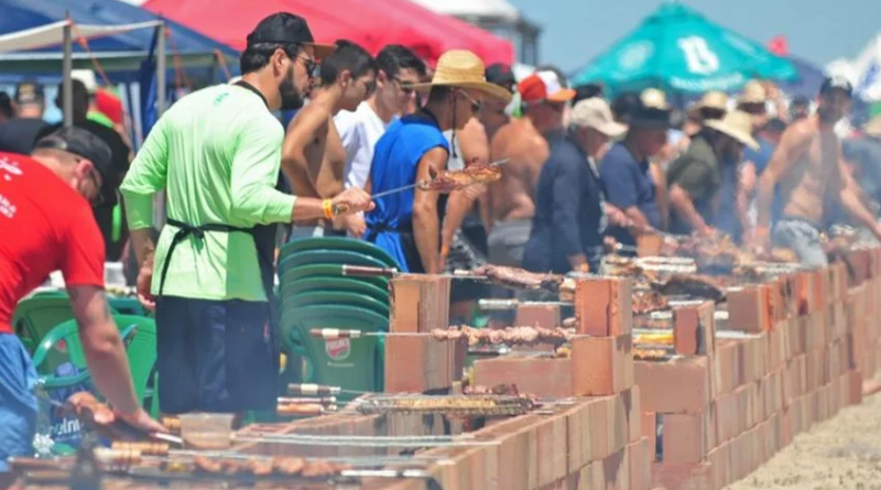 Edição de 2025 deverá contar com mais de cinco mil assadores espalhados por cerca de três quilômetros de praia.