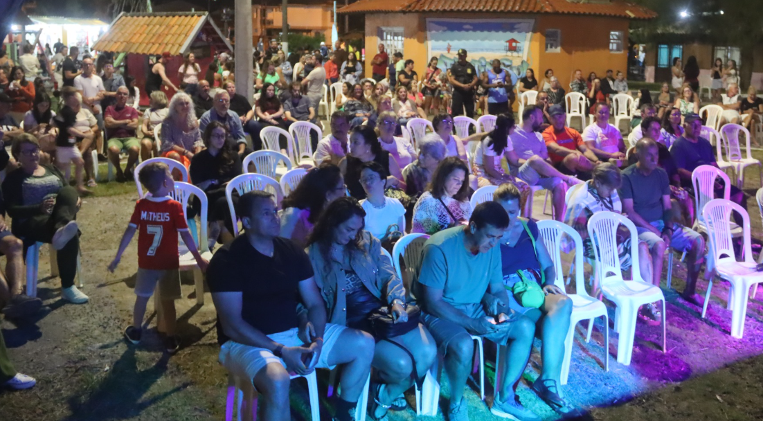 Dezenas de pessoas foram até a praça de Atlântida Sul para acompanhar show com Robson Almeida e Banda.