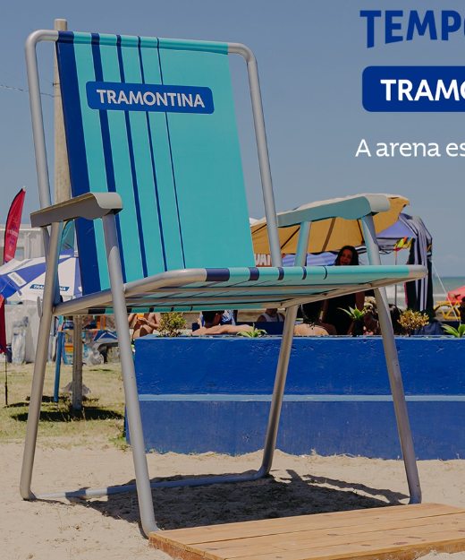 Regador e cadeira de praia gigante são algumas das atrações montadas na praia de Tramandaí.