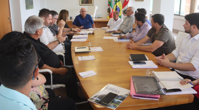 Encontro entre autoridades ocorreu durante a tarde de terça-feira (7), no Gabinete do Prefeito.