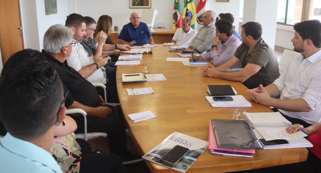 Prefeito e vice-prefeito se reúnem com secretários municipais