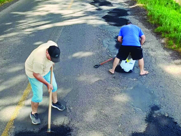 Moradores de Passinhos realizaram o serviço de tapa-buracos em pontos críticos da rodovia.