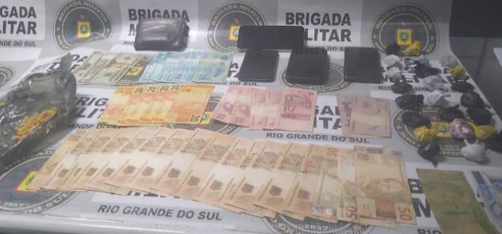 Dupla foi presa em Imbé carregando porções de drogas e mais de dois mil reais.