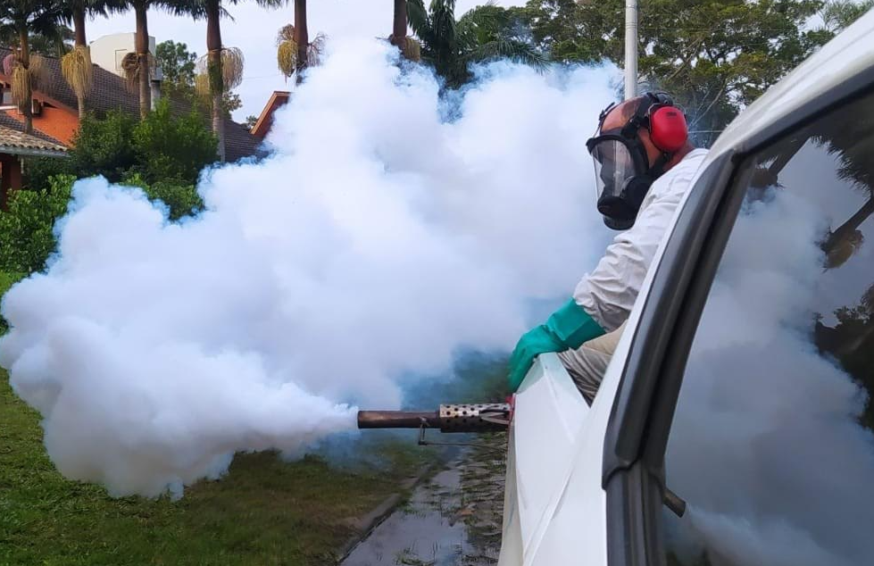 Fumacê está sendo aplicado em bueiros e em diferentes pontos do município.