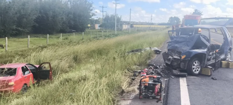 Colisão frontal na RSC-101 deixou uma pessoa morta e outras quatro feridas.