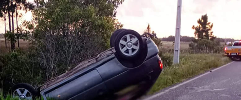 Carro acabou capotando na Estrada do Mar após colidir contra outro veículo.