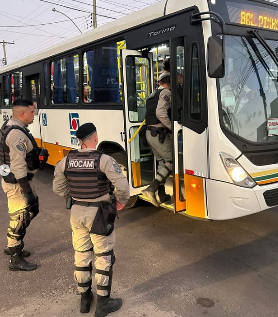 Policiais abordaram 167 veículos durante a Operação, incluindo um ônibus.