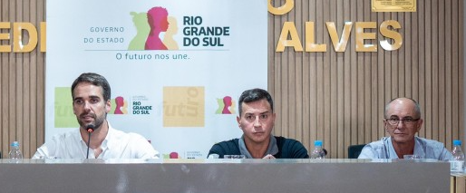 Governador Eduardo Leite, secretário Caron e prefeito Celsinho durante cerimônia realizada em Xangri-lá.