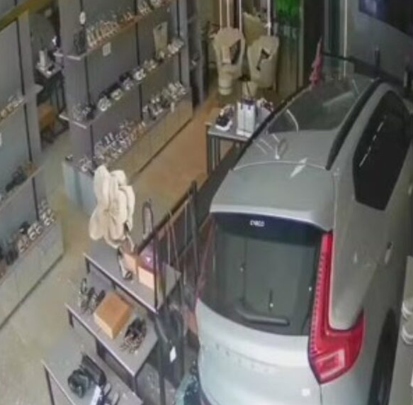 Carro destrói vitrine de loja em Xangri-lá