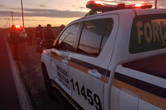 Policiais isolaram o local onde foi encontrado corpo para realização da Perícia.