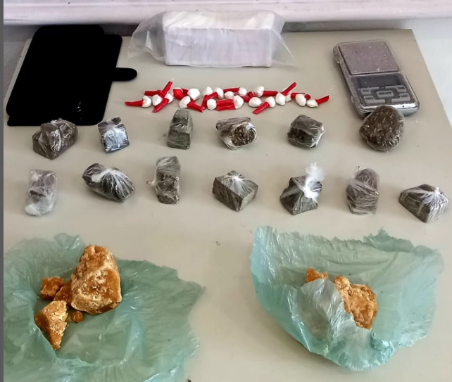 Homem foi preso em Cidreira carregando objetos e 445 gramas de drogas.