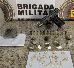 Ação em Santo Antônio apreendeu celular, arma, munições e dezenas de entorpecentes.