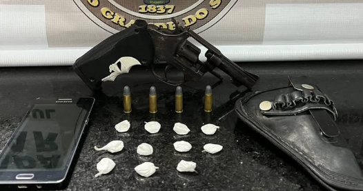 PMs aprenderam dinheiro, celulares, munições e três armas durante ações em Tramandaí.