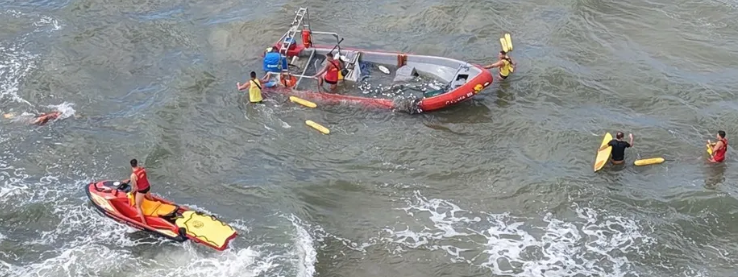 Bombeiros resgataram os pescadores com auxílio de uma moto aquática.