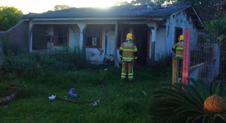 Bombeiros combateram incêndio em imóvel localizado na cidade de Imbé.