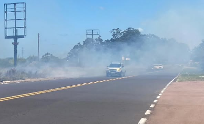 Fumaça branca atrapalhou visão dos motoristas que passavam pelo trecho.